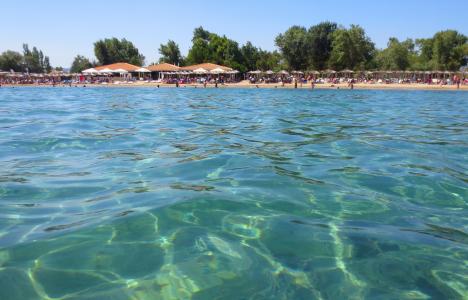 Οι καλύτερες παραλίες της Αττικής για οικογένειες με παιδιά