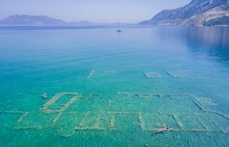Η παραλία της Πελοποννήσου όπου θα κολυμπήσετε πάνω από μια βυθισμένη πόλη