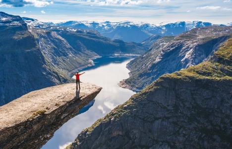 Trolltunga: Πεζοπορία στον πιο εντυπωσιακό βράχο της Νορβηγίας