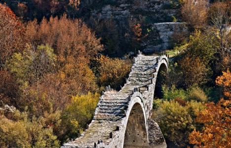 Ζαγοροχώρια: Περπατώντας στα ομορφότερα πέτρινα γεφύρια