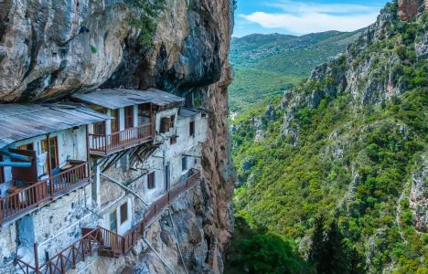 Το μοναστήρι της Πελοποννήσου που κρέμεται στα βράχια και προκαλεί δέος
