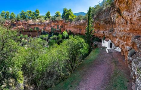 Το μοναδικό εκκλησάκι της Ελλάδας που βρίσκεται μέσα σε κρατήρα