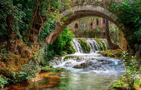 Απόδραση από τον καύσωνα: 4 δροσεροί προορισμοί κοντά στην Αθήνα