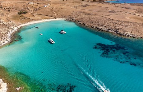 Το νησάκι με τις υπέροχες ερημικές παραλίες δίπλα στη Μύκονο