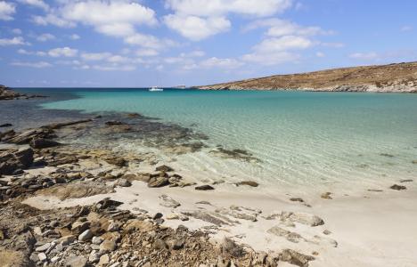 Ρήνεια: Το νησάκι με τις υπέροχες ερημικές παραλίες δίπλα στη Μύκονο