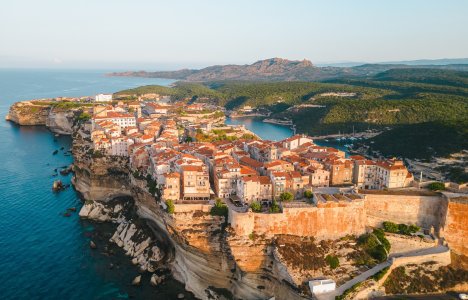 Εξερευνώντας την Κορσική με αυτοκίνητο: Μια μοναδική ταξιδιωτική εμπειρία