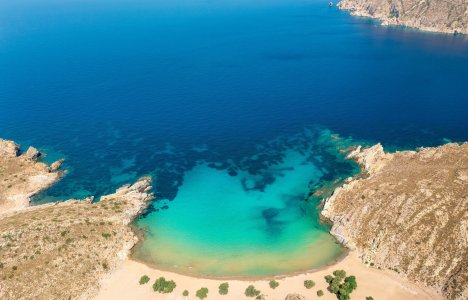 Οι δύο «ψαγμένες» ελληνικές παραλίες που ξεχωρίζει ο Guardian