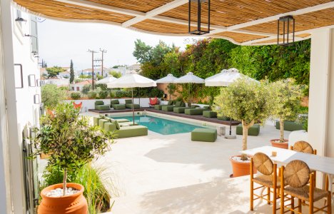 Yayaki Spetses: Εκεί που η ζεστή φιλοξενία συναντά την κομψότητα