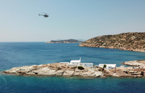 Γιατί να περιμένεις στο καράβι, όταν πετάς με ελικόπτερο το απόγευμα και κάνεις μπάνιο πριν δύσει ο ήλιος;