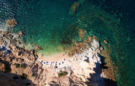 6 παραλίες κοντά στην Αθήνα για τις πρώτες βουτιές