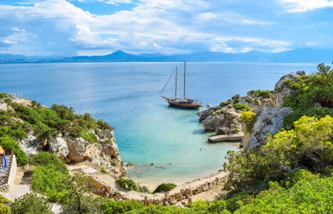 5 σύντομες αποδράσεις από την Αθήνα για να συνδυάσετε μπάνιο και φαγητό
