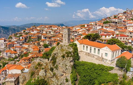 Καλοκαίρι στην Αράχωβα: Δροσερές βόλτες στη φύση και τοπία που κόβουν την ανάσα