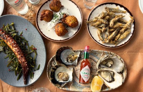 Μονοσάνδαλος: Το τσιπουράδικο - ύμνος στη γεύση και τη μυθολογία του Βόλου