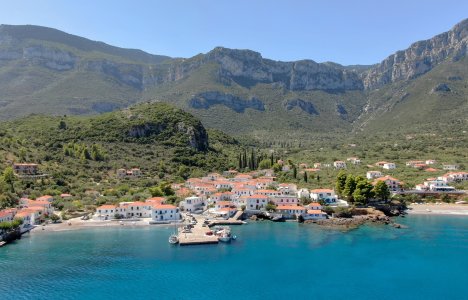Κυπαρίσσι Λακωνίας: Ένα χωριό για διακοπές σαν παλιά