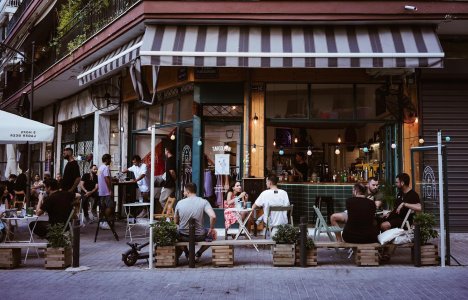 8 στάσεις για φαγητό, καφέ και ποτό στην πιο ανερχόμενη γειτονιά της Θεσσαλονίκης
