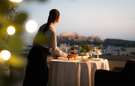 Titania Hotel: Μια γιορτινή comfort εμπειρία με θέα την Ακρόπολη