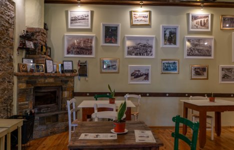 Ταβέρνα Μουτζούρης: Ένα γαστρονομικό ταξίδι δίπλα στο θρυλικό τρενάκι του Πηλίου στα Άνω Λεχώνια