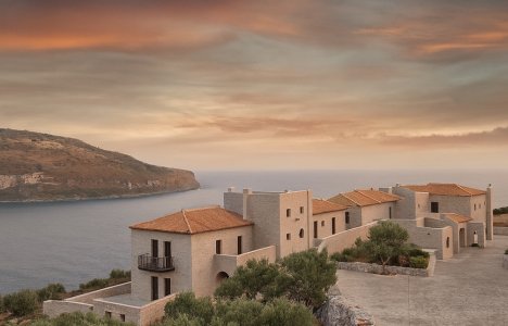 Petra & Fos: Η μαγεία των γιορτών στη Μάνη έχει όνομα