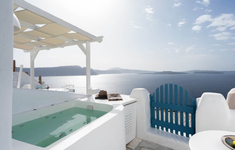 Nano Oia Collection: Εκεί όπου το ηλιοβασίλεμα συναντά την ψυχή της Σαντορίνης