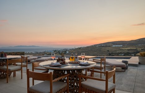Petra Restaurant: Η γαστρονομική καρδιά του Sun Aeriko στην Τήνο