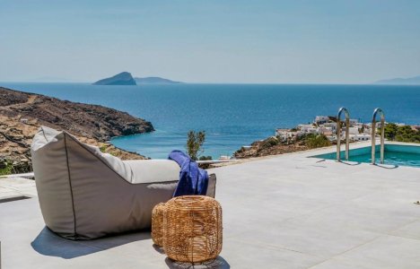 Verros Hut: Η φιλοξενία συναντά το γαλάζιο του Αιγαίου στην Κύθνο