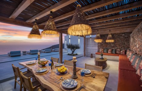 Cavo Fregada Syros: Χαλάρωση και ηρεμία με απαράμιλλη θέα στη θάλασσα