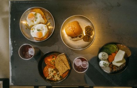 F*ckin’ Fine: Η νέα hot άφιξη στο κέντρο της Αθήνας που συζητιέται