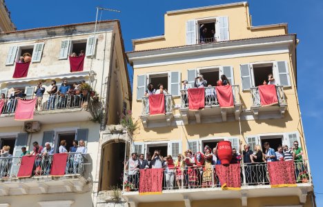 Πάσχα στην Ελλάδα: Τα κορυφαία έθιμα από κάθε γωνιά της χώρας