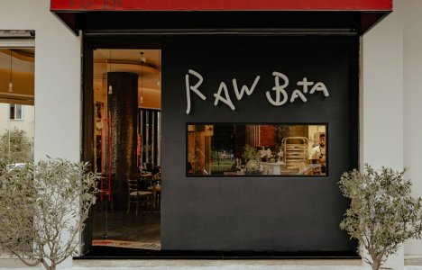 Rawbata: Μύρισε άνοιξη και τα τραπεζάκια βγήκαν στην πλατεία