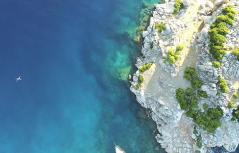 Το άγνωστο νησάκι του Αργοσαρωνικού με το αρχαιότερο ναυάγιο στον κόσμο