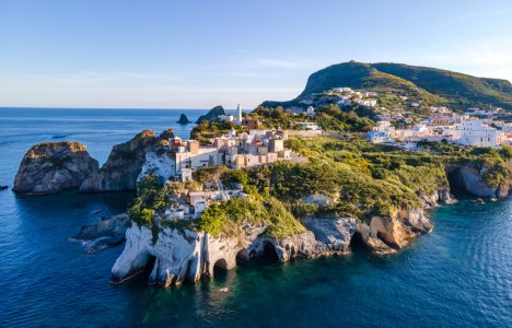 Το υποτιμημένο νησί της Ιταλίας με τα τιρκουάζ νερά και τις εντυπωσιακές σπηλιές