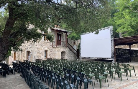 Το μυστικό χωριό της Χαλκιδικής που κάθε καλοκαίρι γίνεται θερινό σινεμά