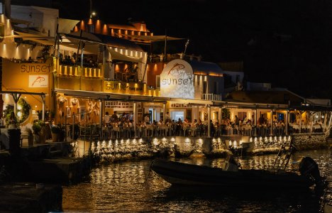 Sunset Ammoudi: Φρέσκο ψάρι και ηφαιστειακό Ασύρτικο στο πιο όμορφο ηλιοβασίλεμα της Σαντορίνης