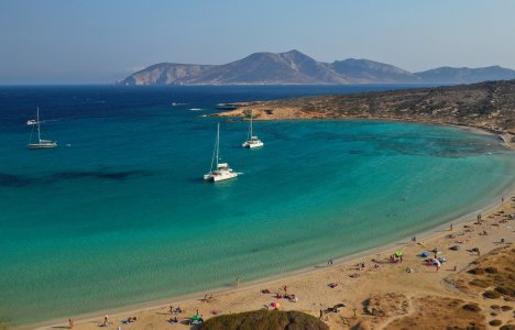 Οι καλύτερες παραλίες στις Μικρές Κυκλάδες για βουτιές σε τιρκουάζ νερά