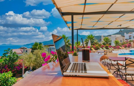 Workation: 5 απλά βήματα για να στήσεις το τέλειο γραφείο στον προορισμό σου