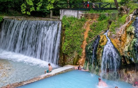 Απόδραση στα ιαματικά λουτρά της Ελλάδας: Εκεί όπου η φύση συναντά την ευεξία