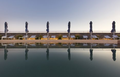 Μετά την επιστροφή στην Αθήνα, το καλοκαίρι συνεχίζεται στο Mavili Beach
