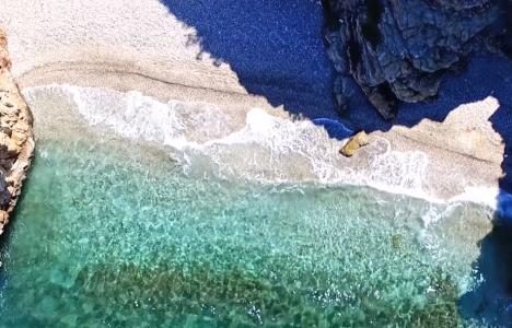 Οι κρυμμένες παραλίες-όνειρο 1 ώρα απ´την Αθήνα! [βίντεο]