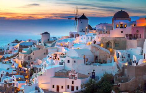 Οι Financial Times αποκαλούν τη Σαντορίνη… «Supermodel των Κυκλάδων»!