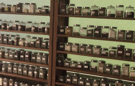 Herbs & More: Το βιοπαντοπωλείο της Αίγινας που αξίζει να ανακαλύψεις