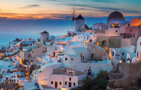Οι τουρίστες κατατάσσουν τη Σαντορίνη στα 10 καλύτερα νησιά για το 2017 (pics)