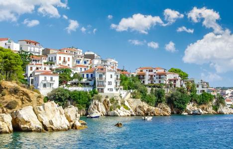 18-24 TRAVEL: Περισσότερα από 1.200 καταλύματα για το καλοκαίρι