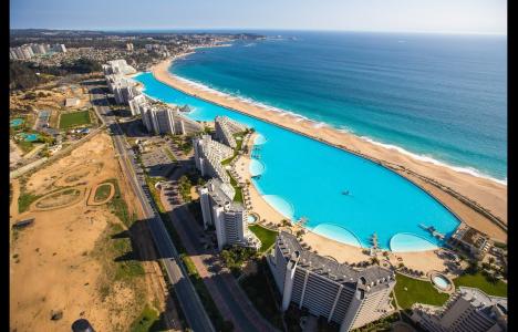 Η μεγαλύτερη πισίνα στον κόσμο έχει μέγεθος 15 ποδοσφαιρικών γηπέδων και προσφέρεται για... σερφ! (vid)