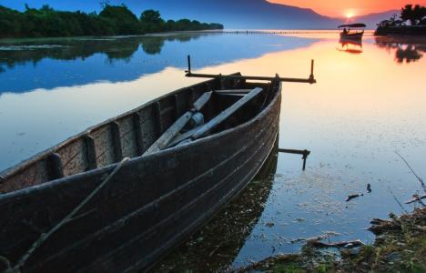 4 μαγικές λίμνες της Ελλάδας για ανοιξιάτικες αποδράσεις