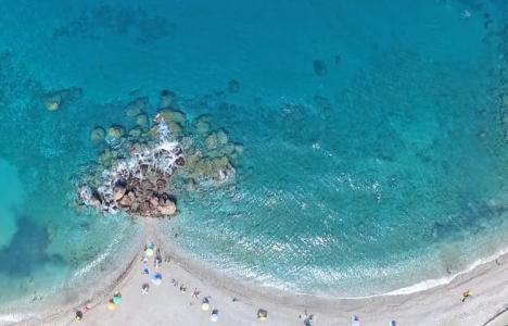 Η πανέμορφη παραλία με το κατάφυτο φαράγγι και τους καταρράκτες στην άκρη της Ελλάδας