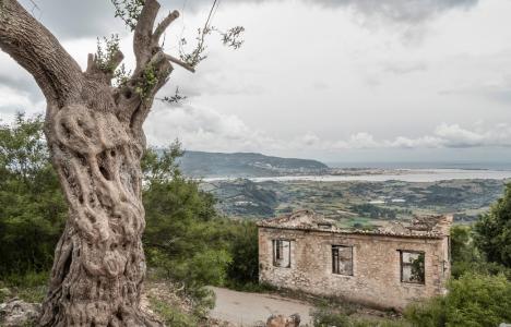 Το ερειπωμένο χωριό-φάντασμα της Ελλάδας από ψηλά (vid)