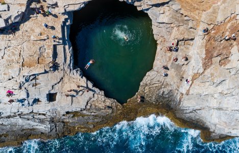 Βουτιά στην πιο εντυπωσιακή φυσική πισίνα του Αιγαίου