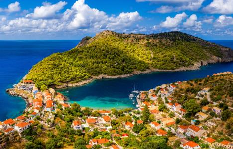 Conde Nast Traveller: Δύο ελληνικοί προορισμοί – έκπληξη στις πιο όμορφες μικρές πόλεις της Ευρώπης
