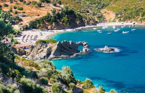 Μια μαγευτική διπλή παραλία δύο ώρες μακριά από την Αθήνα