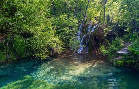 Καταρράκτες Σκρα: Απόδραση στη «Γαλάζια Λίμνη» του Βορρά
